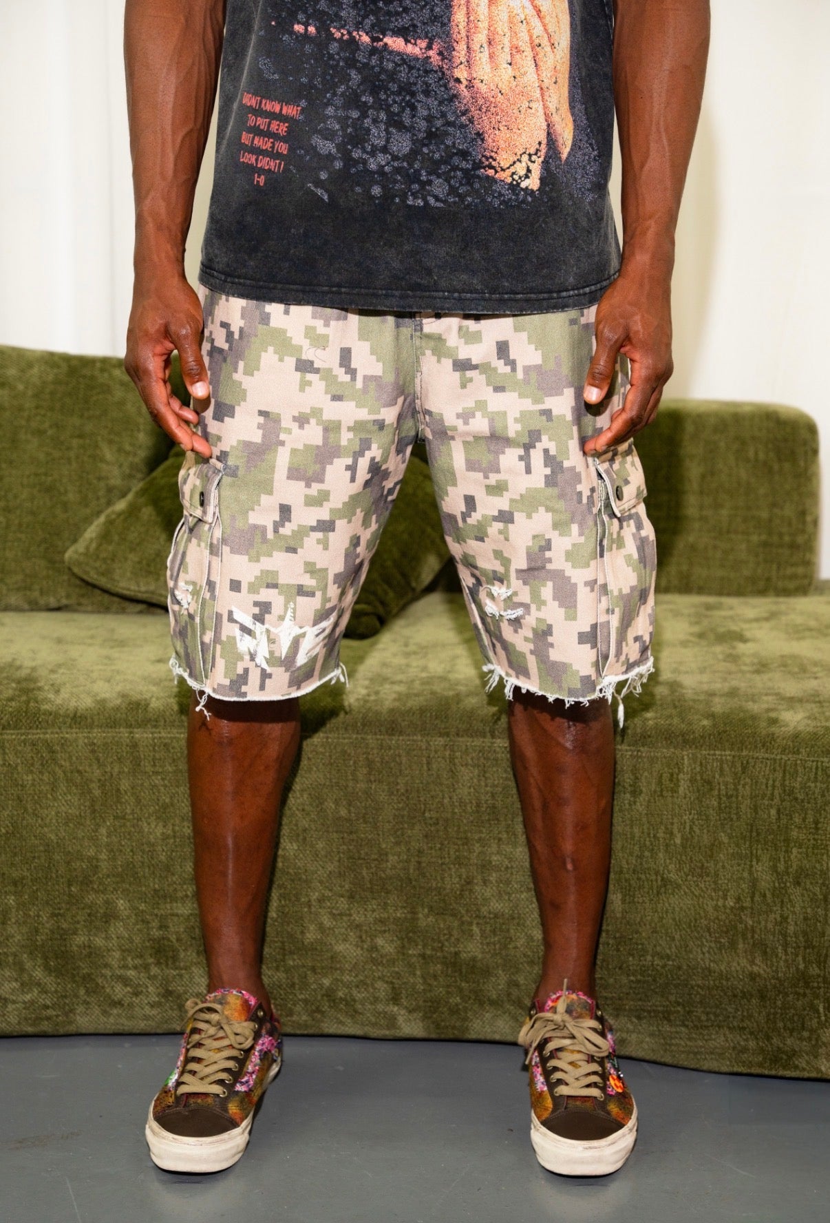 RVE CAMO DISTRESSED SHORTS